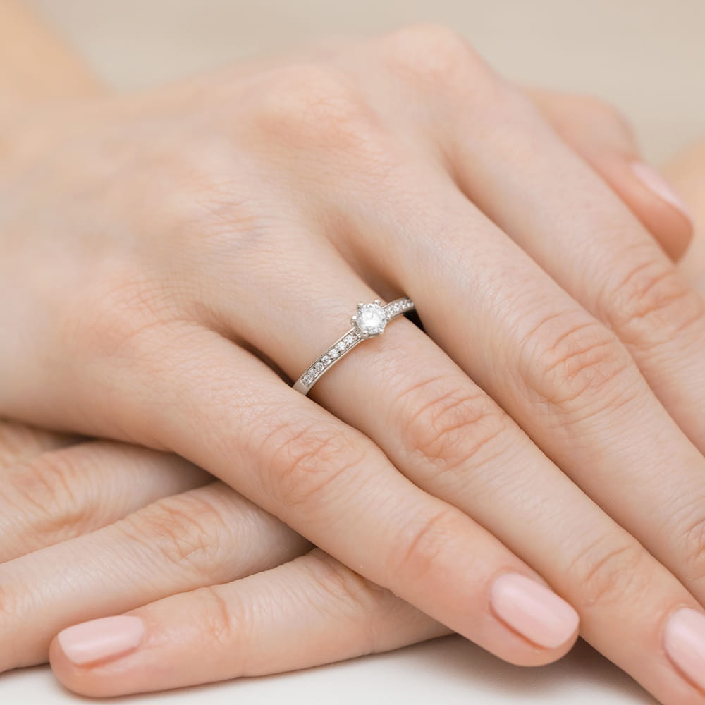 Auksinis Žiedas Su Deimantais