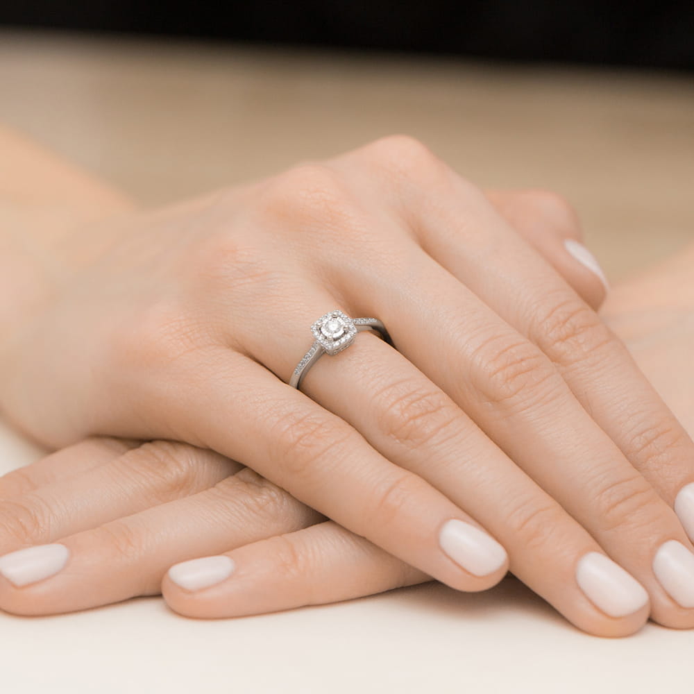 Auksinis Žiedas Su Deimantais