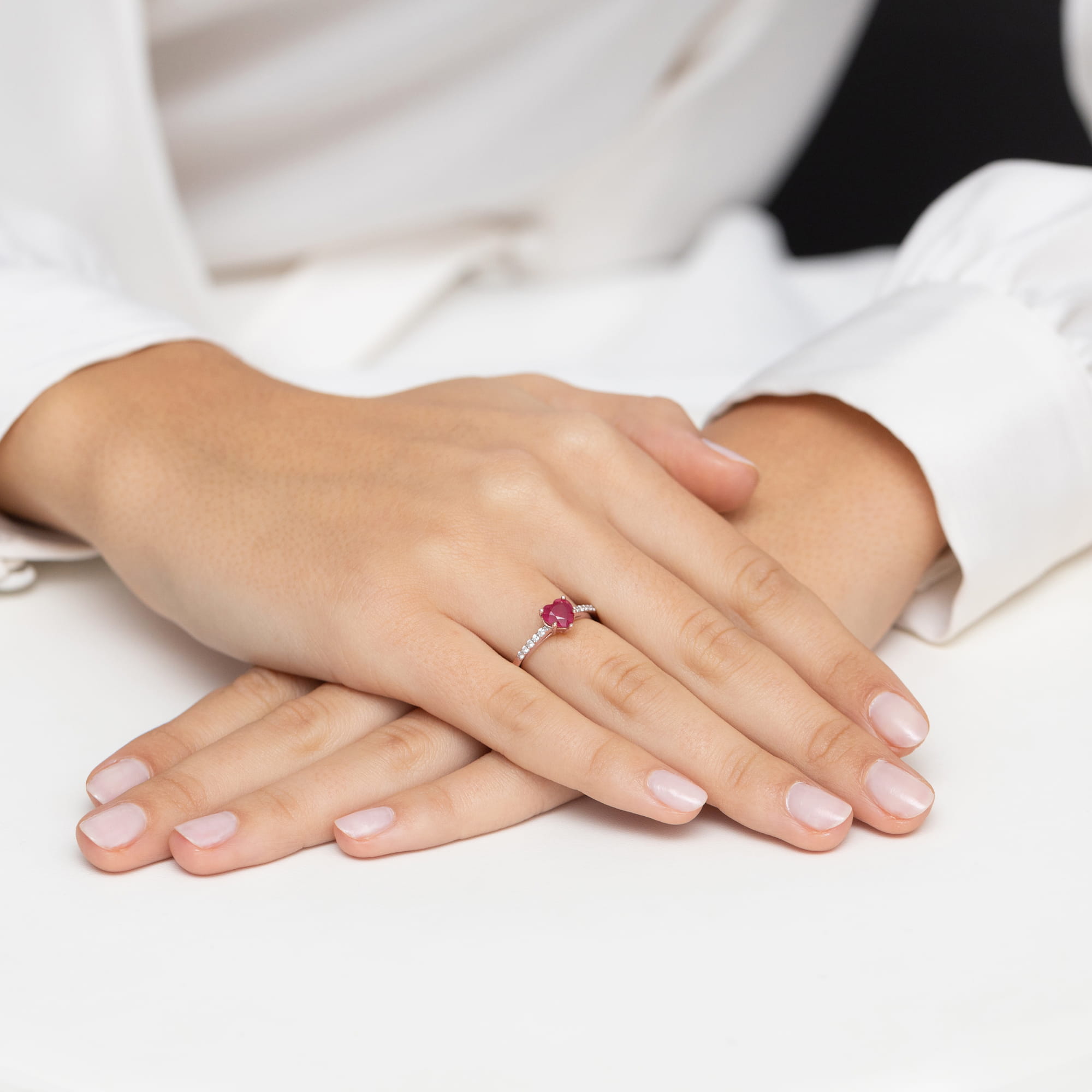 Auksinis Žiedas Su Rubinu Ir Deimantais