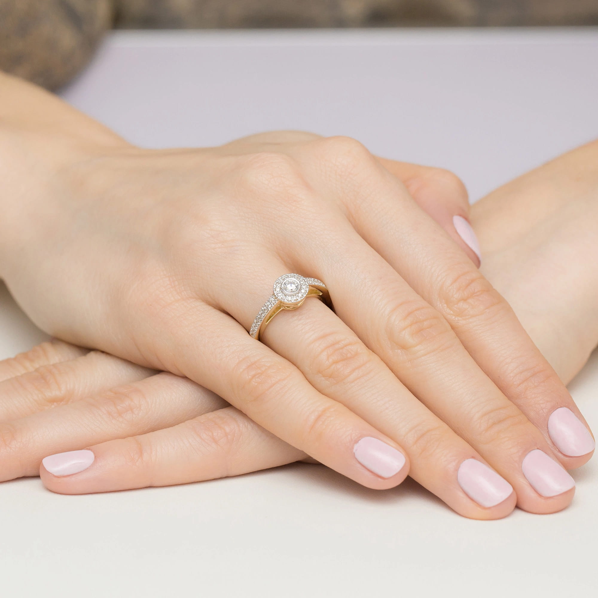 Auksinis Žiedas Su Deimantais