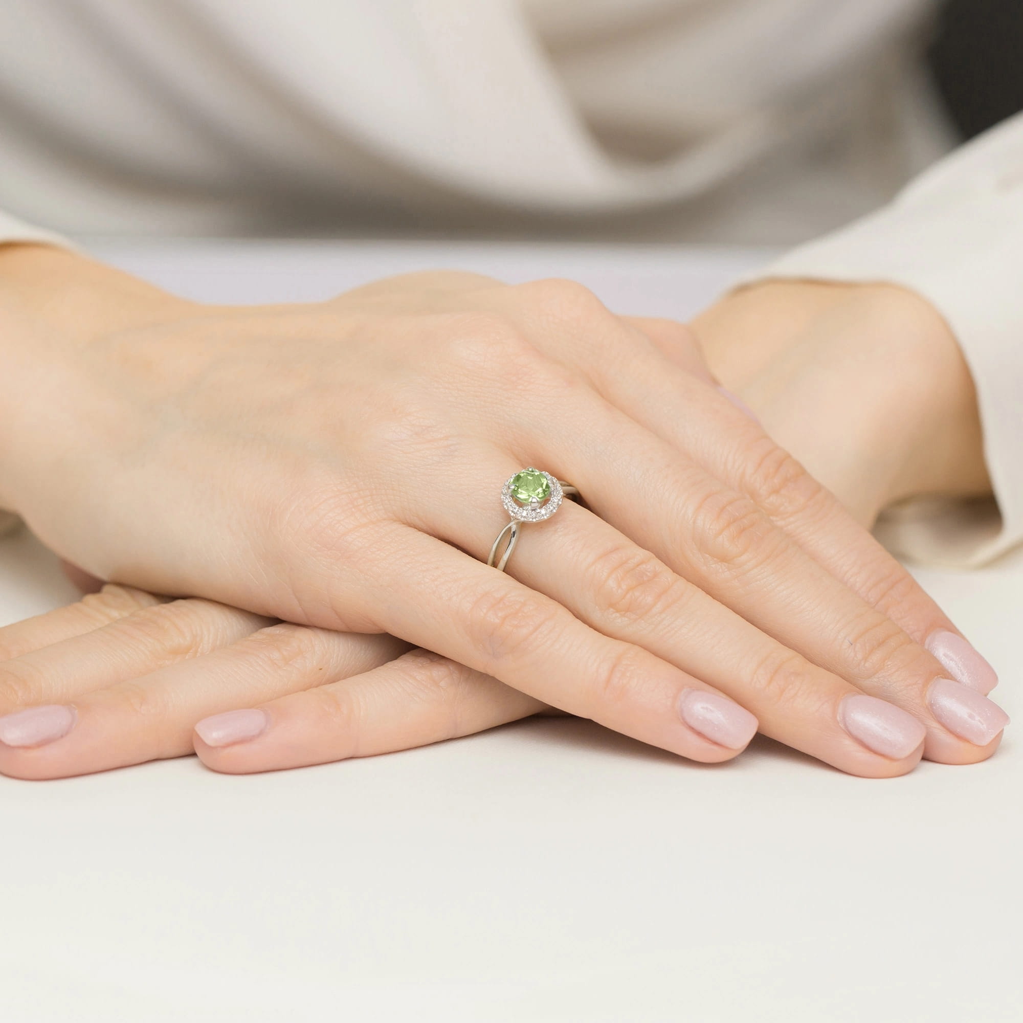 Auksinis Žiedas Su Peridotu Ir Deimantais