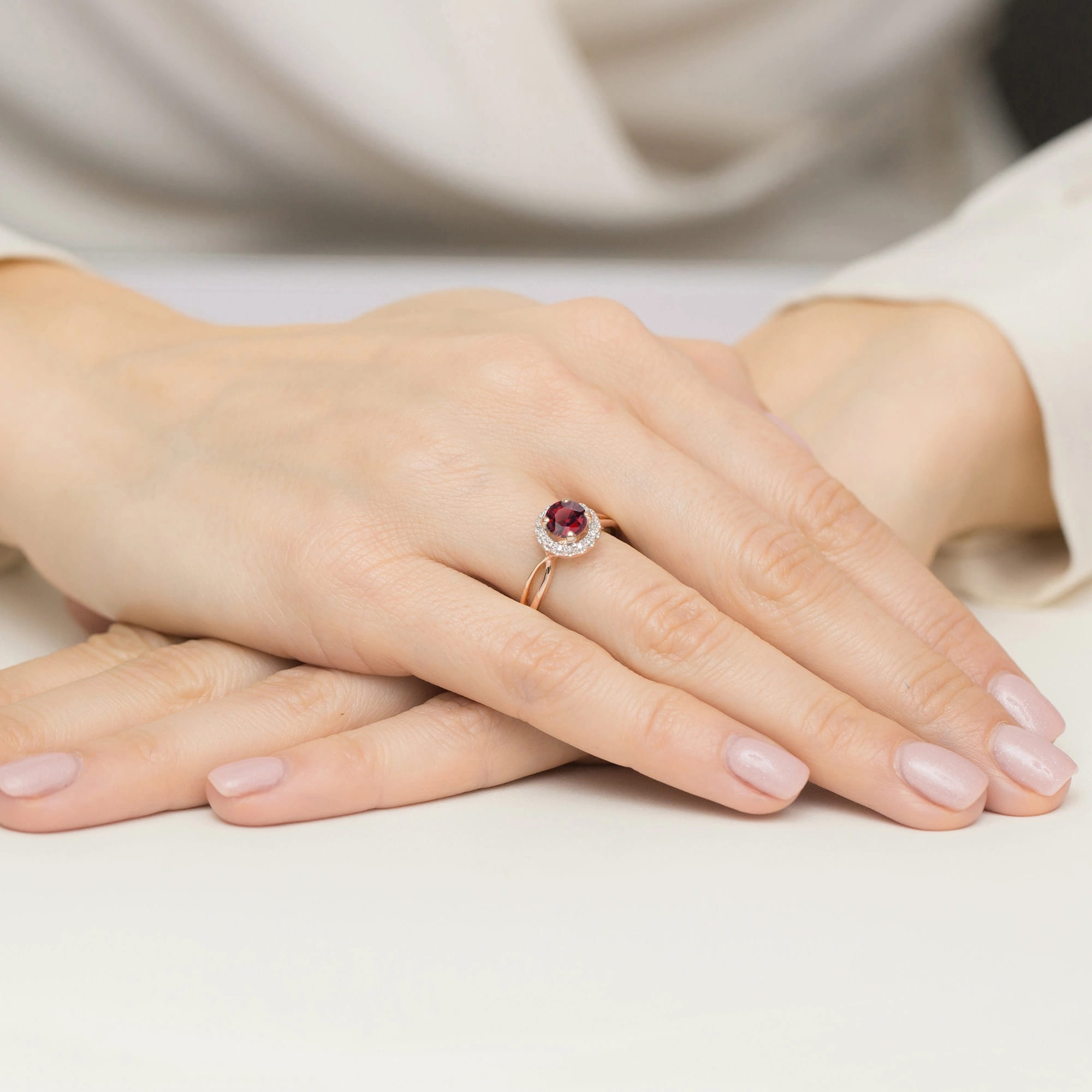 Auksinis Žiedas Su Rubinu Ir Deimantais