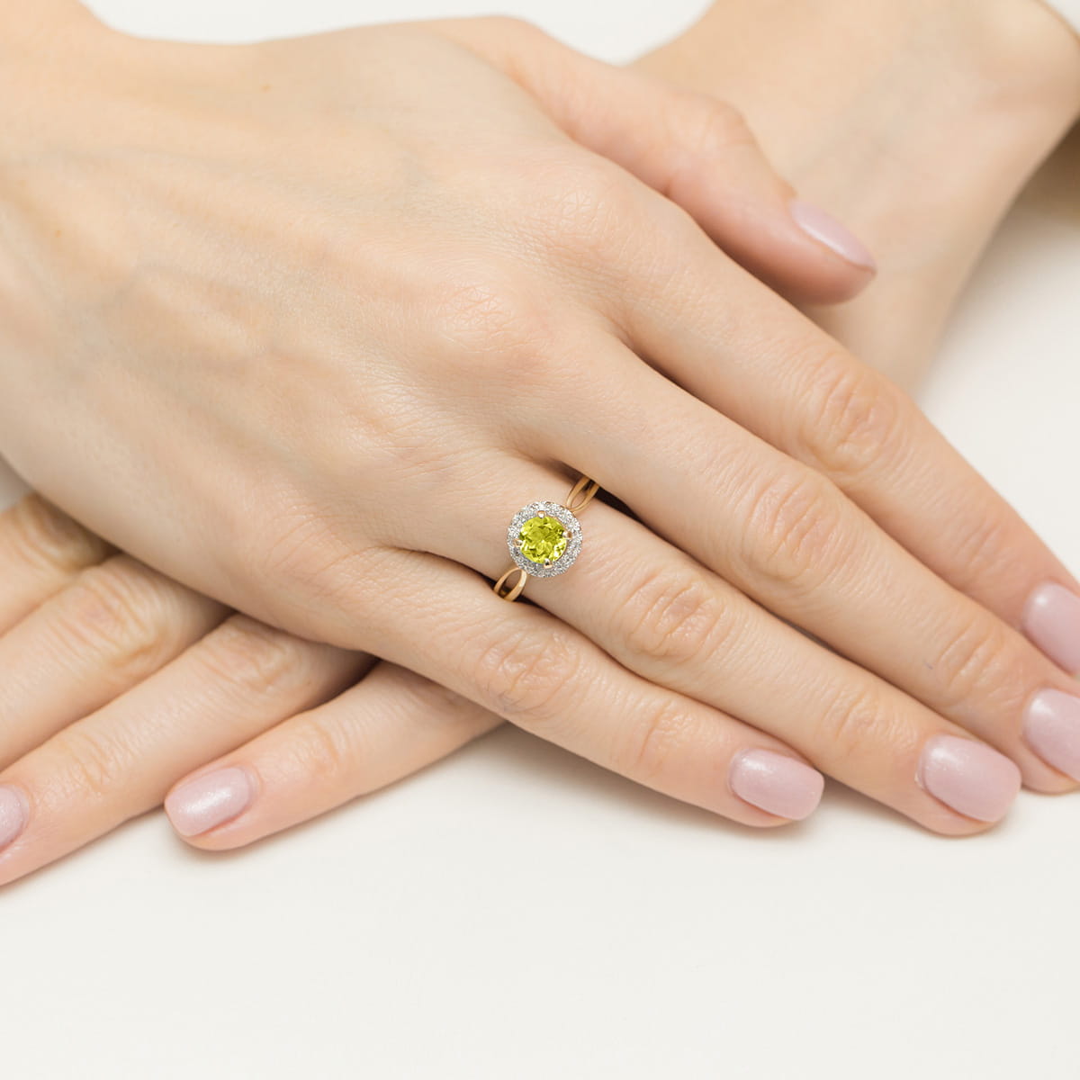 Auksinis Žiedas Su Peridotu Ir Deimantais