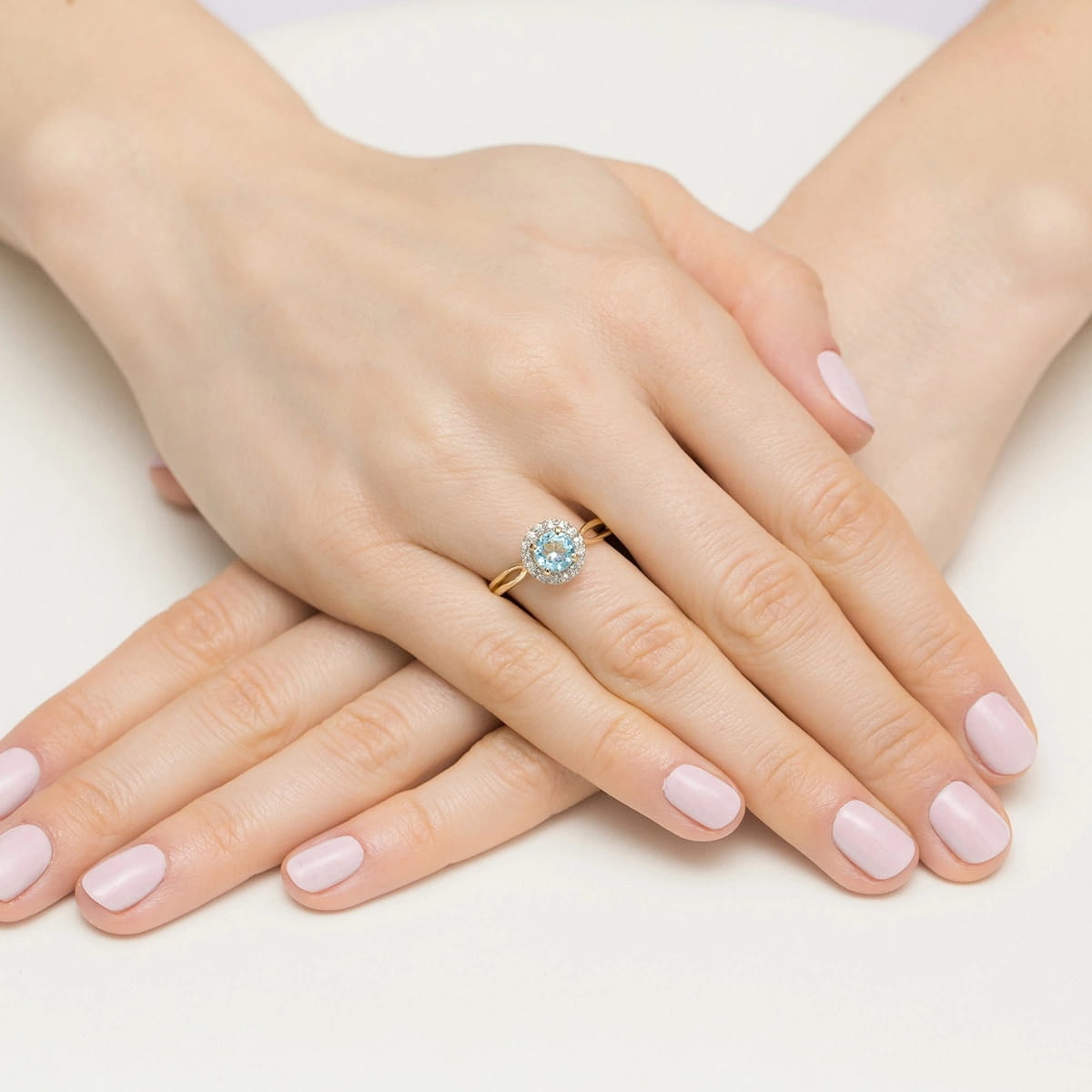 Auksinis Žiedas Su Topazu Ir Deimantais