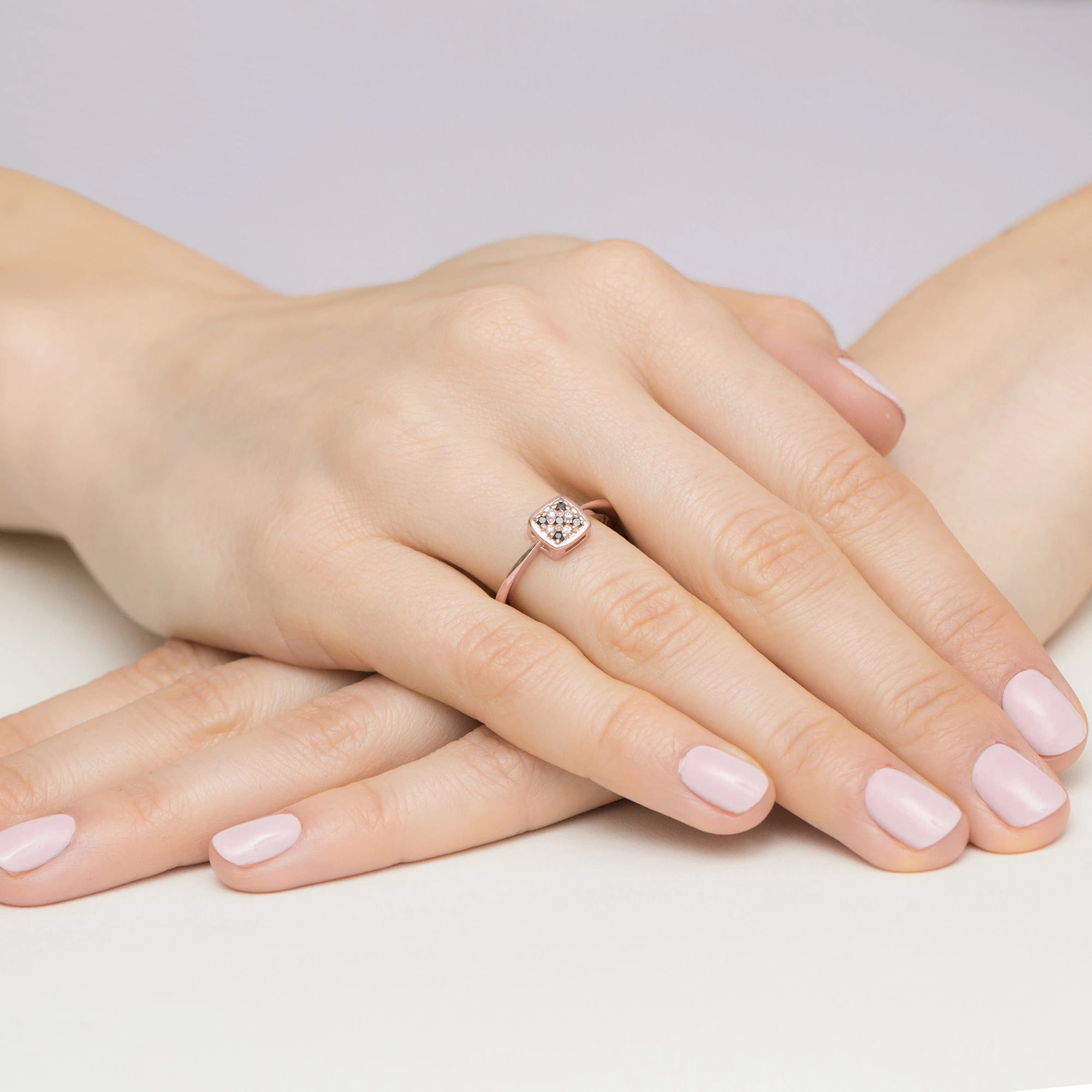 Auksinis Žiedas Su Juodais Ir Baltais Deimantais