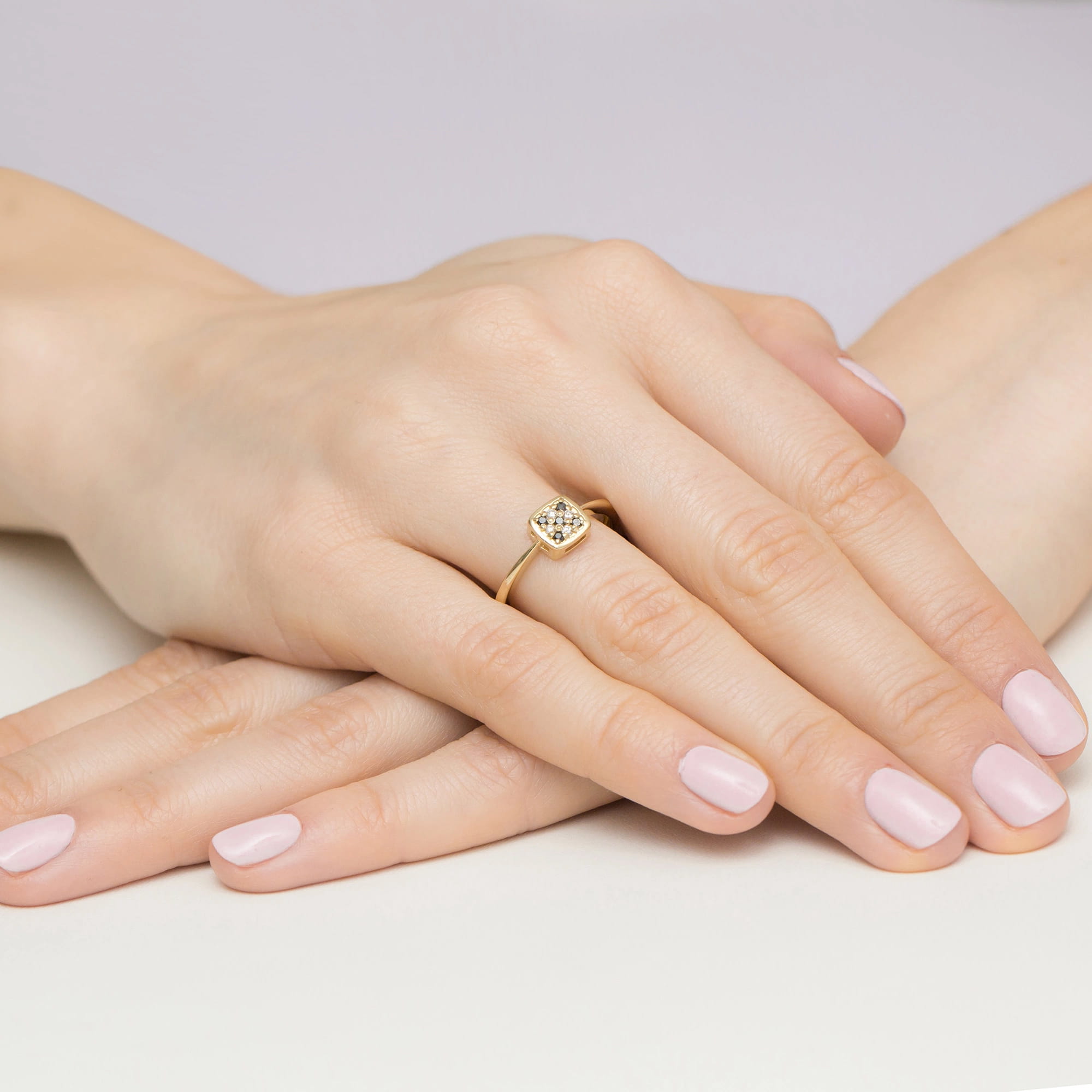 Auksinis Žiedas Su Juodais Ir Baltais Deimantais