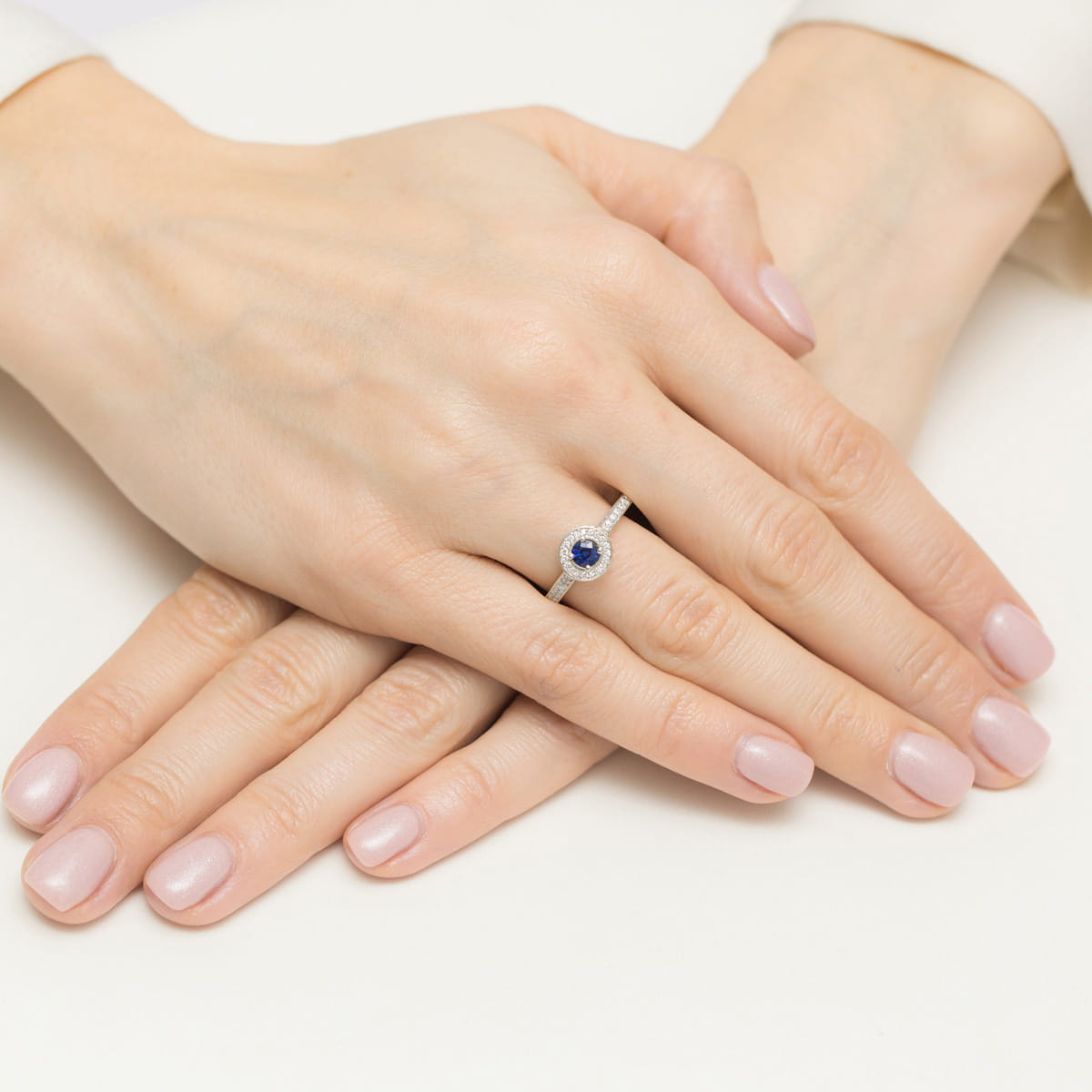 Auksinis Žiedas Su Safyru Ir Deimantais