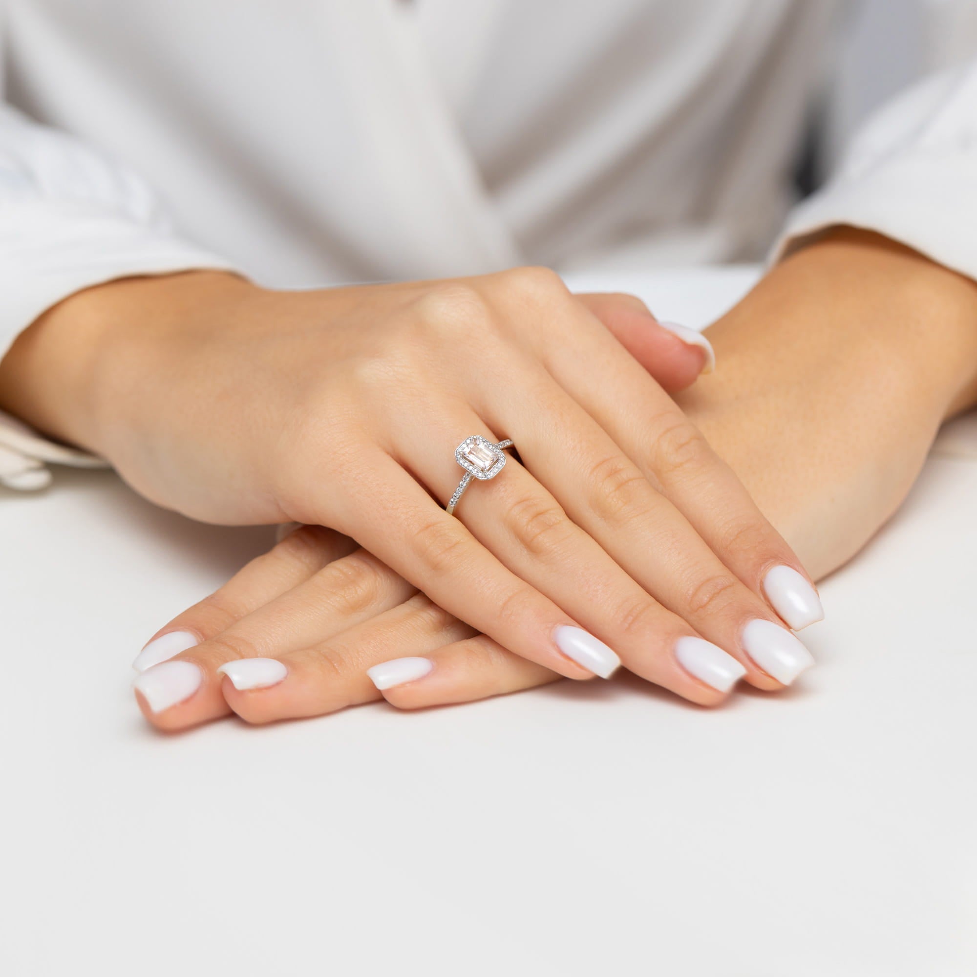 Auksinis Žiedas Su Morganitu Ir Deimantais