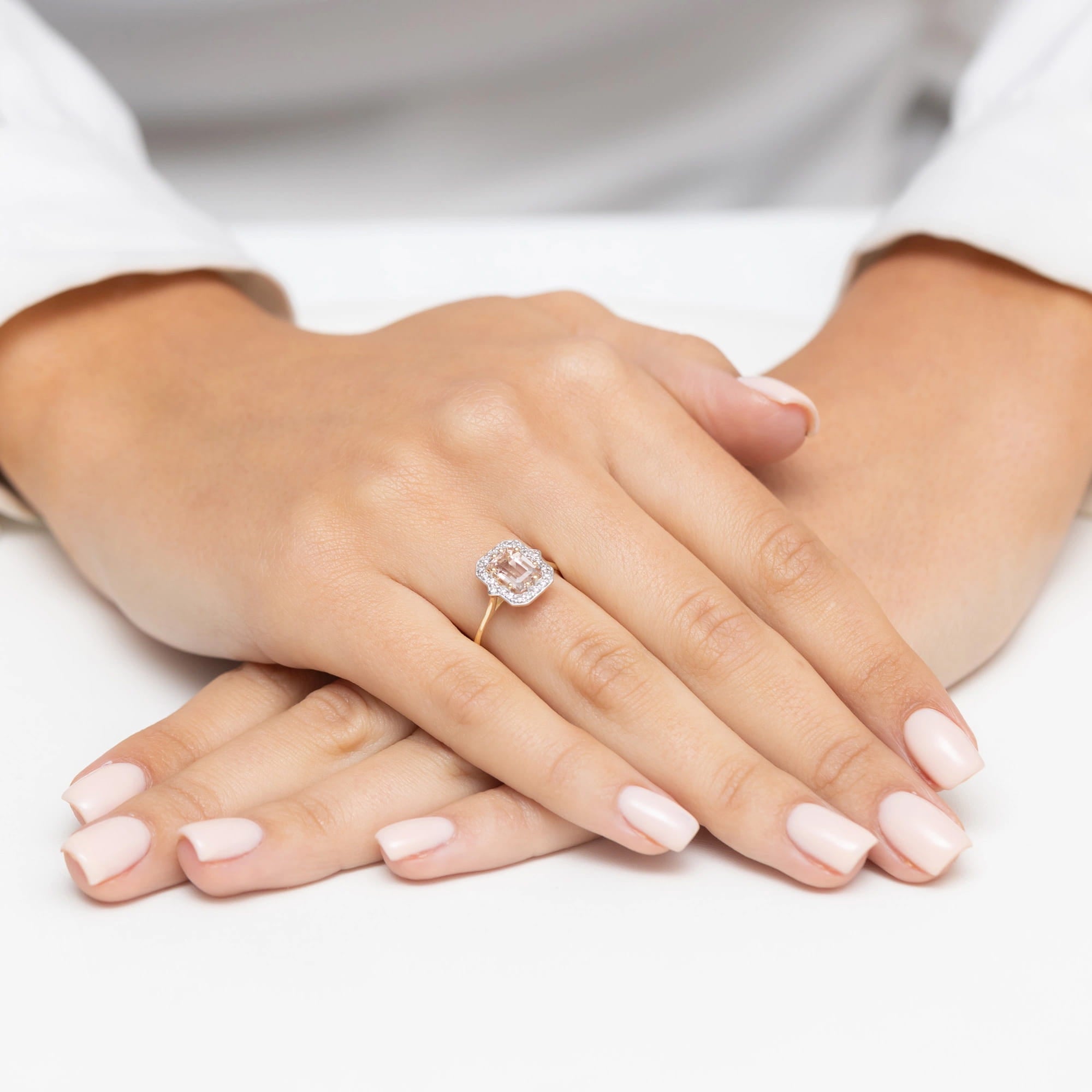 Auksinis Žiedas Su Morganitu Ir Deimantais