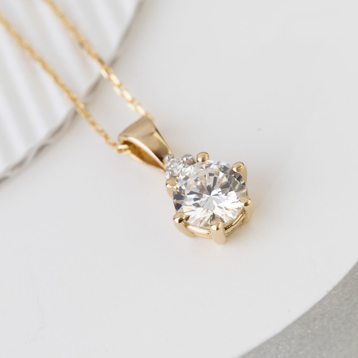 Gold Pendant With Lab-Grown Diamonds