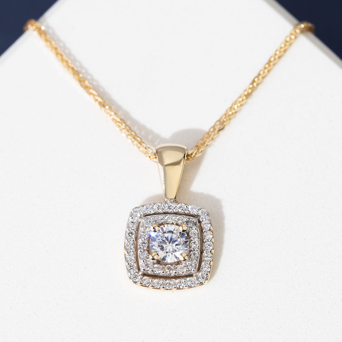 Auksinis Pakabukas Su Laboratoriniais Deimantais