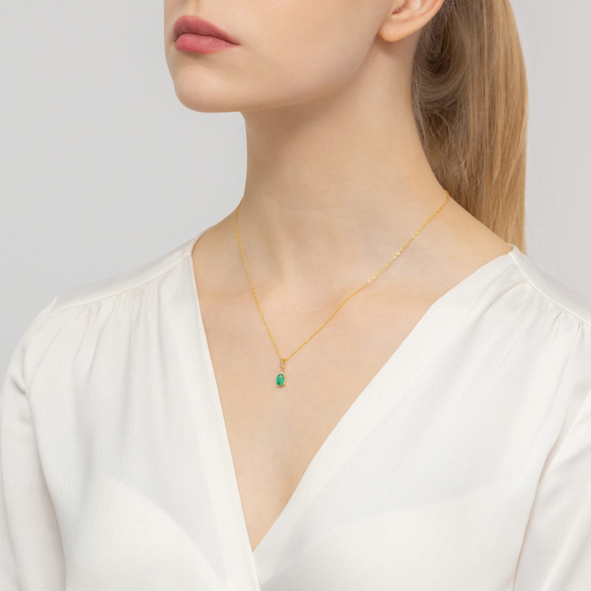 Auksinis Pakabukas Su Smaragdu Ir Deimantais