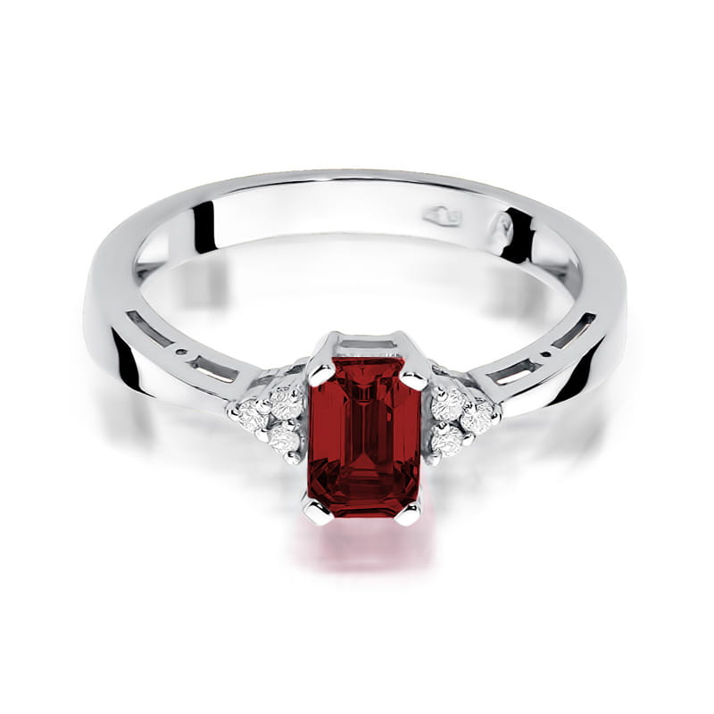 Gold Ring With Garnet And Diamonds