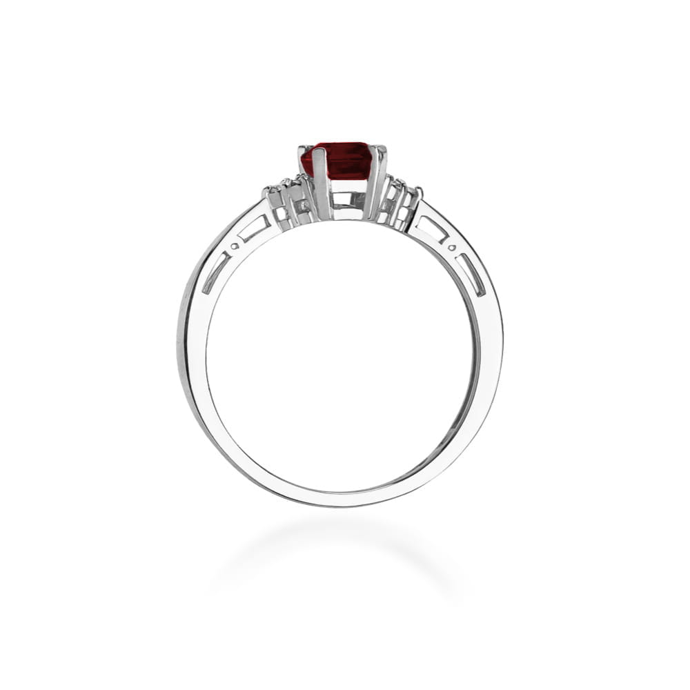 Gold Ring With Garnet And Diamonds