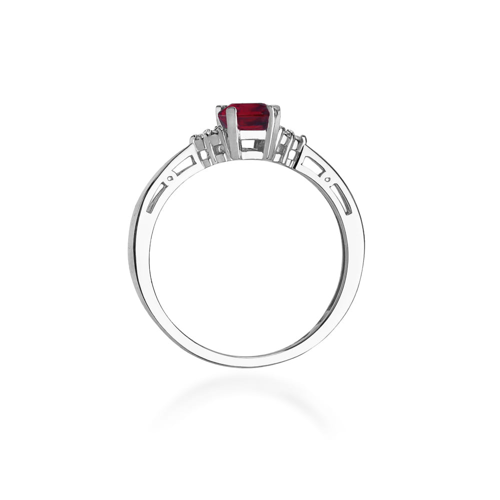 Gold Ring With Ruby And Diamonds