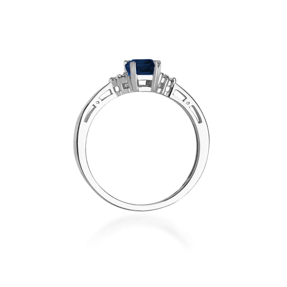 Gold Ring With Sapphire And Diamonds