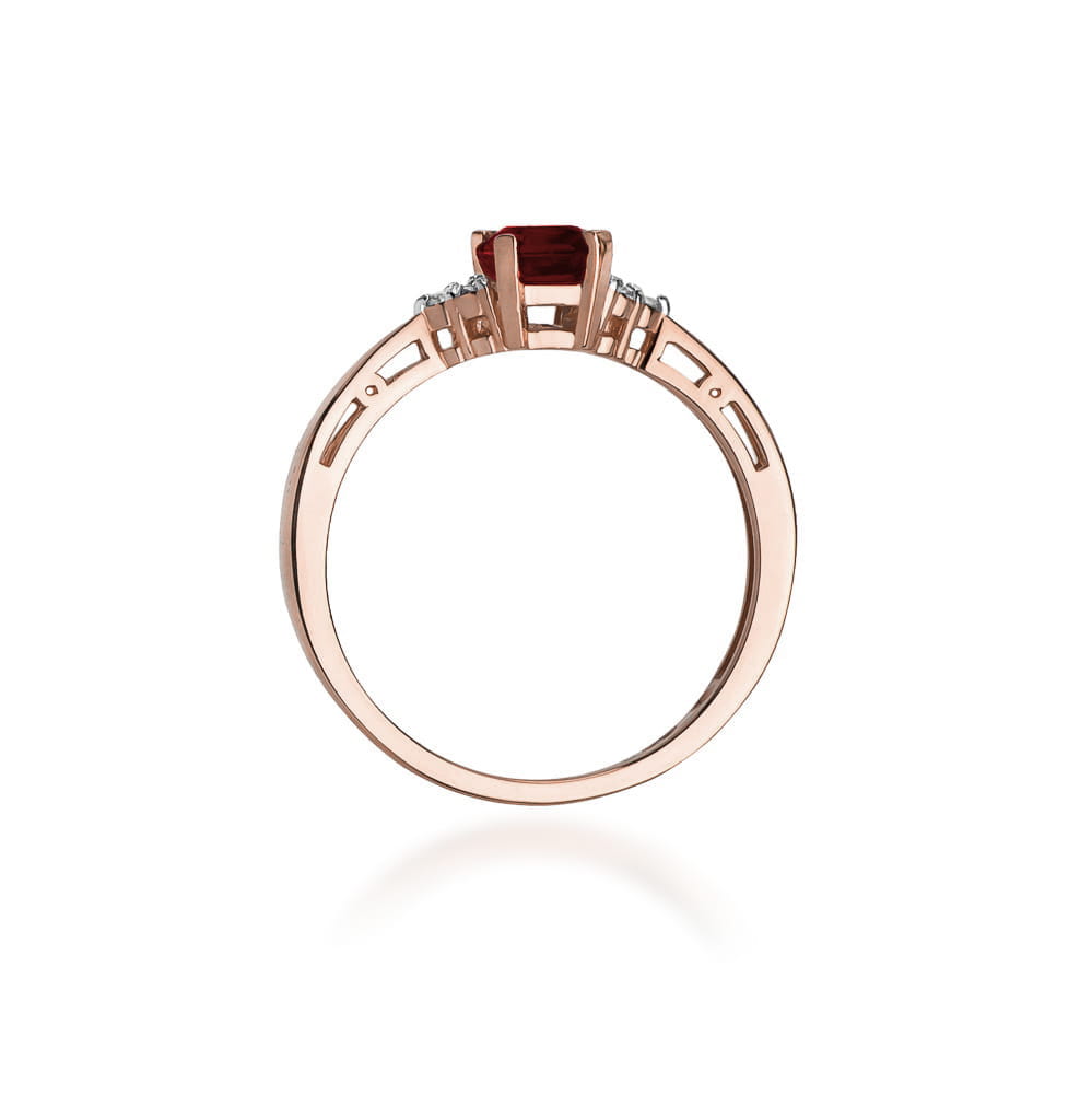 Gold Ring With Garnet And Diamonds