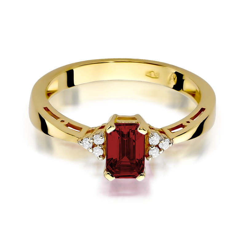 Gold Ring With Garnet And Diamonds