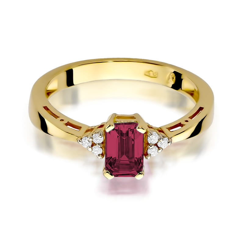 Gold Ring With Ruby And Diamonds