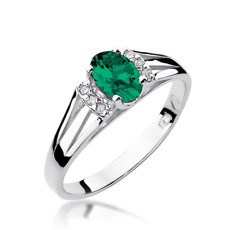 Gold Ring With Emerald And Diamonds