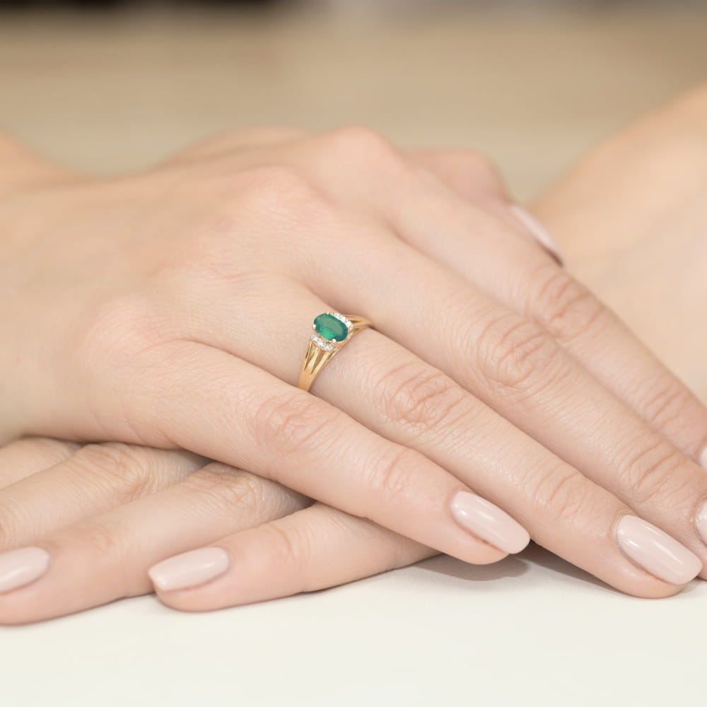 Gold Ring With Emerald And Diamonds