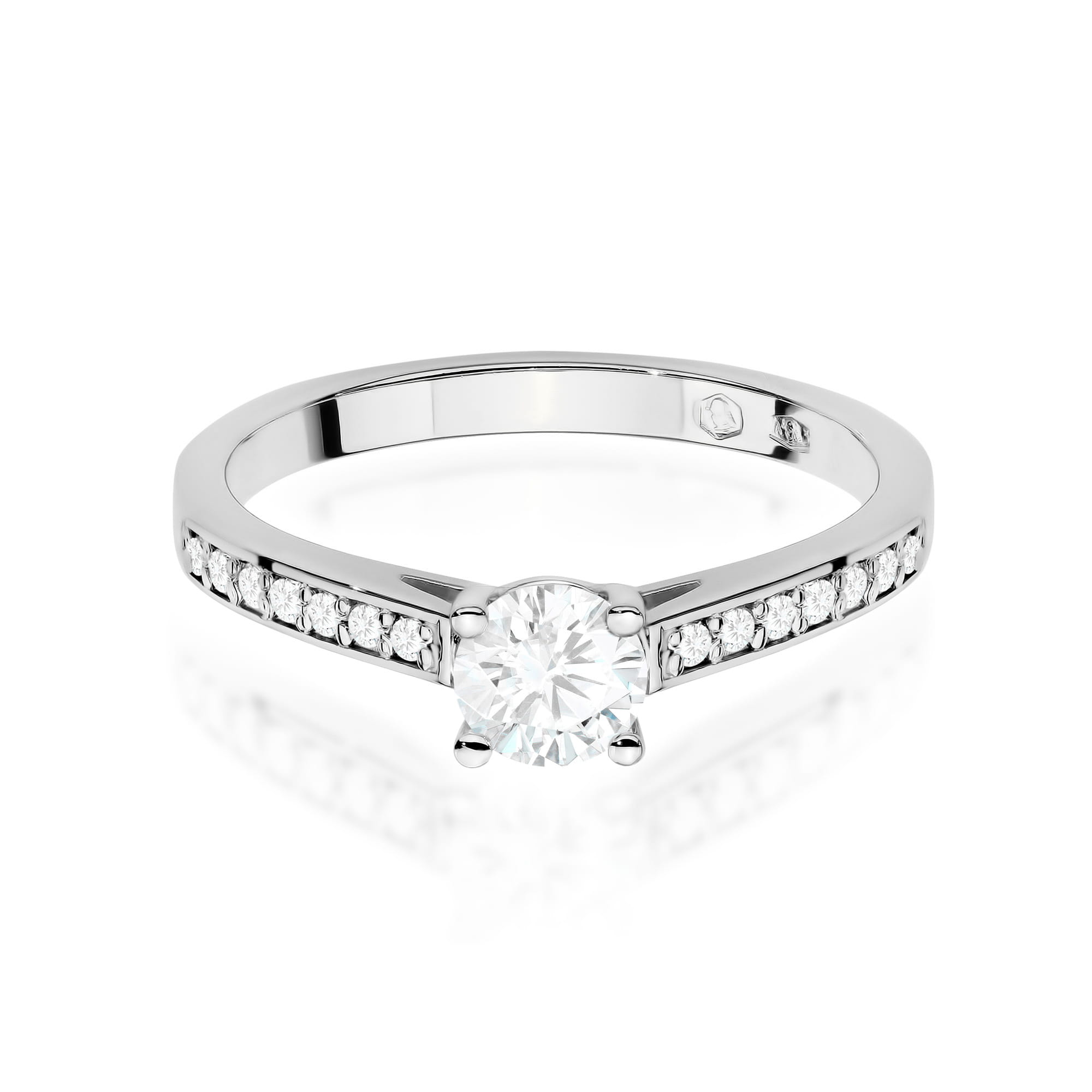 Gold Ring With Lab-Grown Diamonds