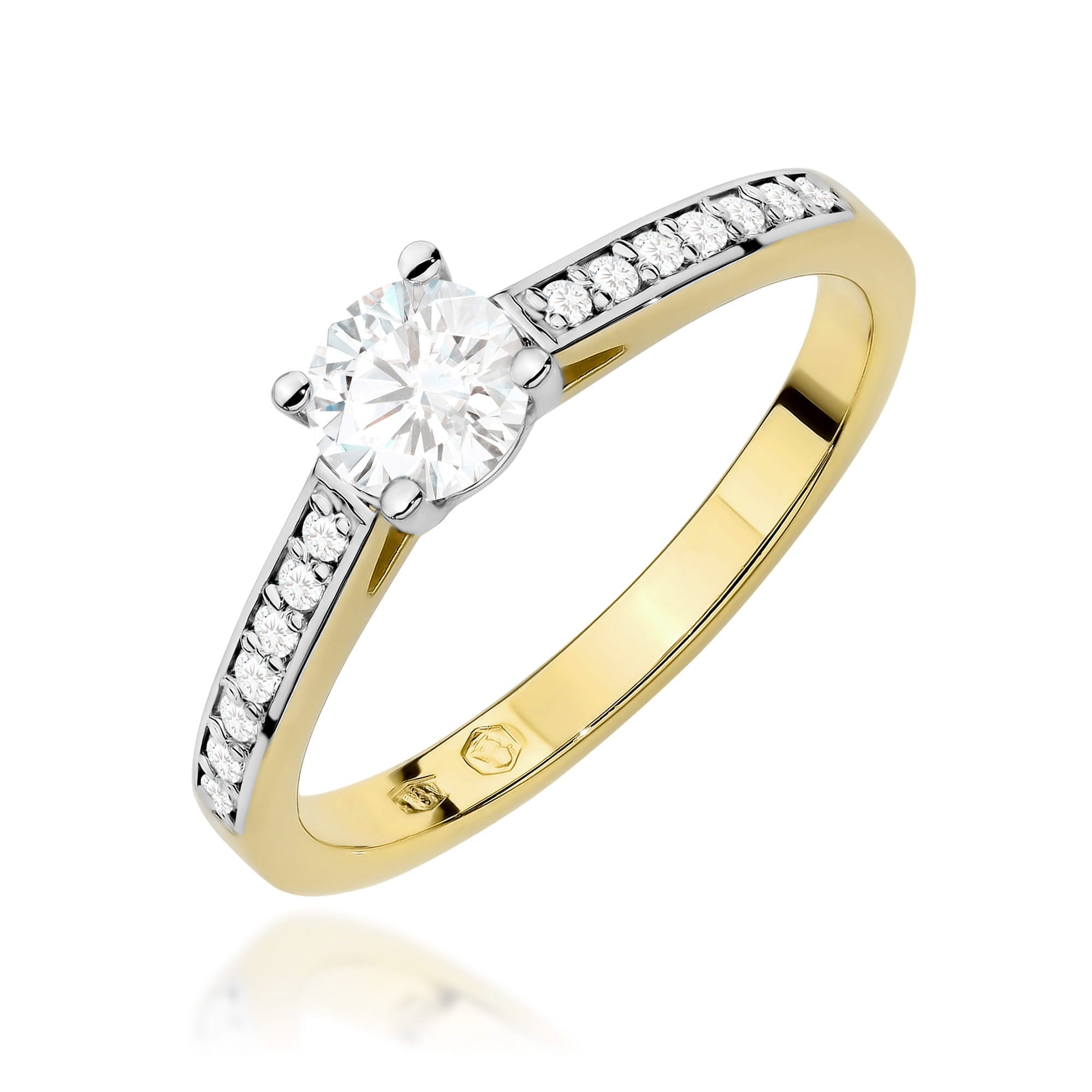 Gold Ring With Lab-Grown Diamonds