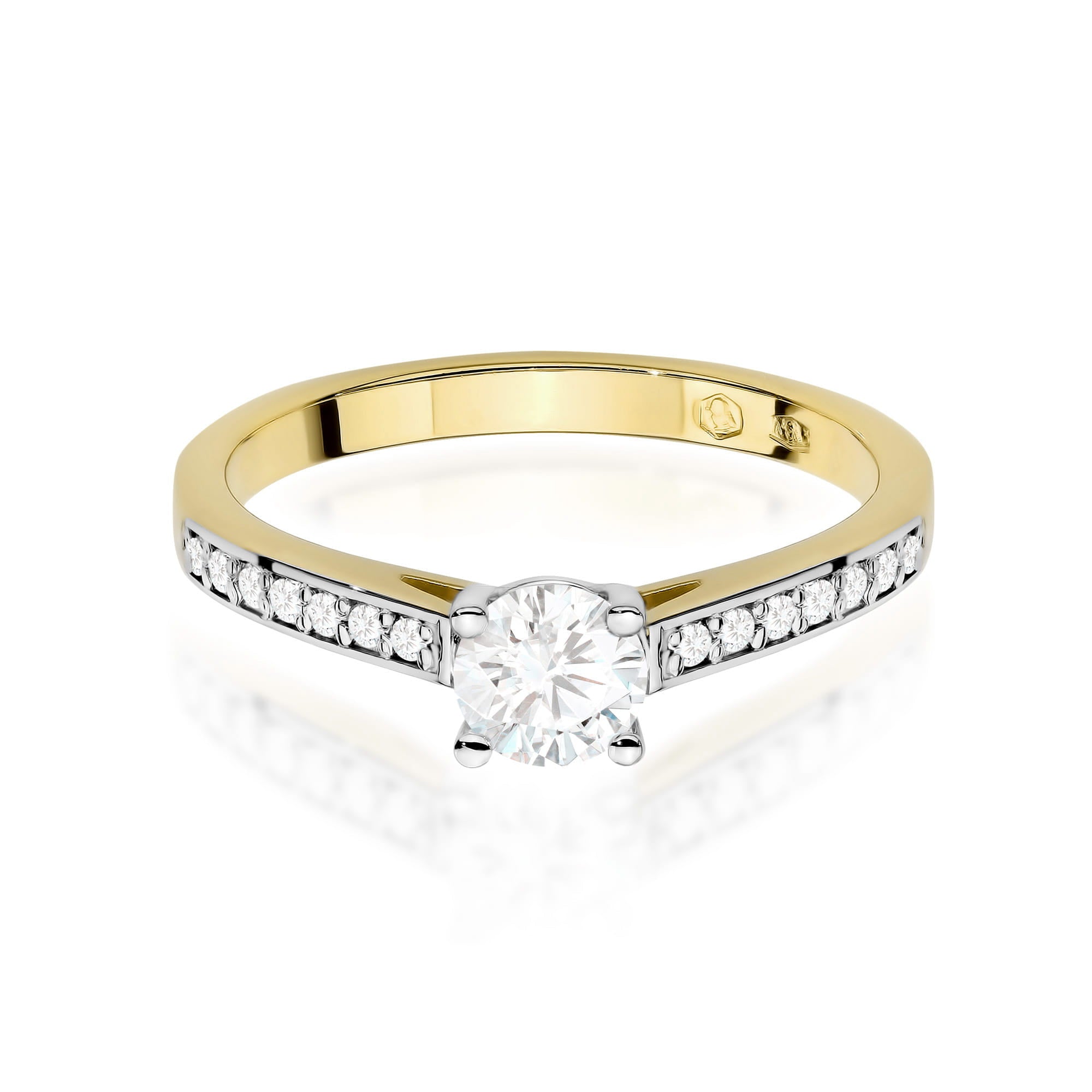Gold Ring With Lab-Grown Diamonds