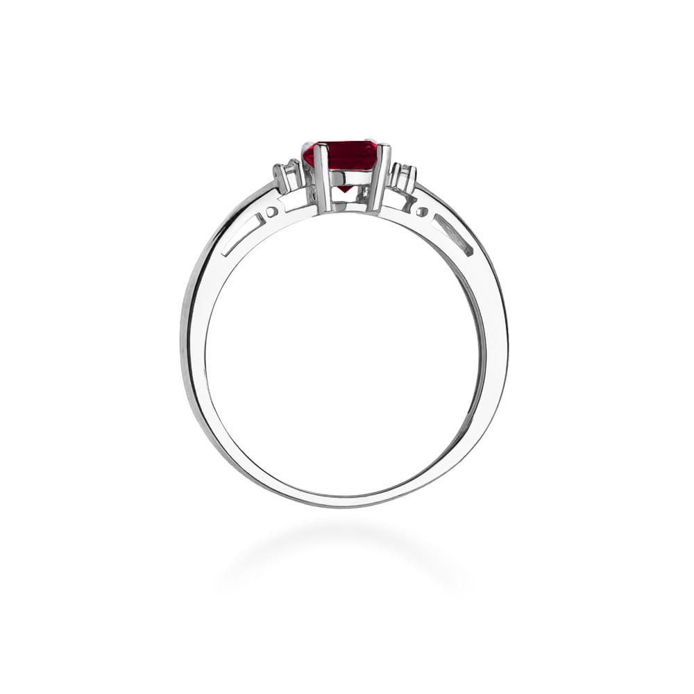 Gold Ring With Garnet And Diamonds