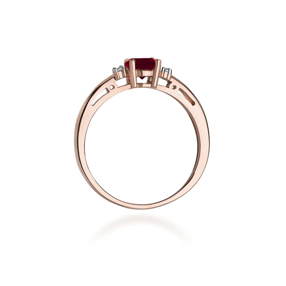 Gold Ring With Garnet And Diamonds