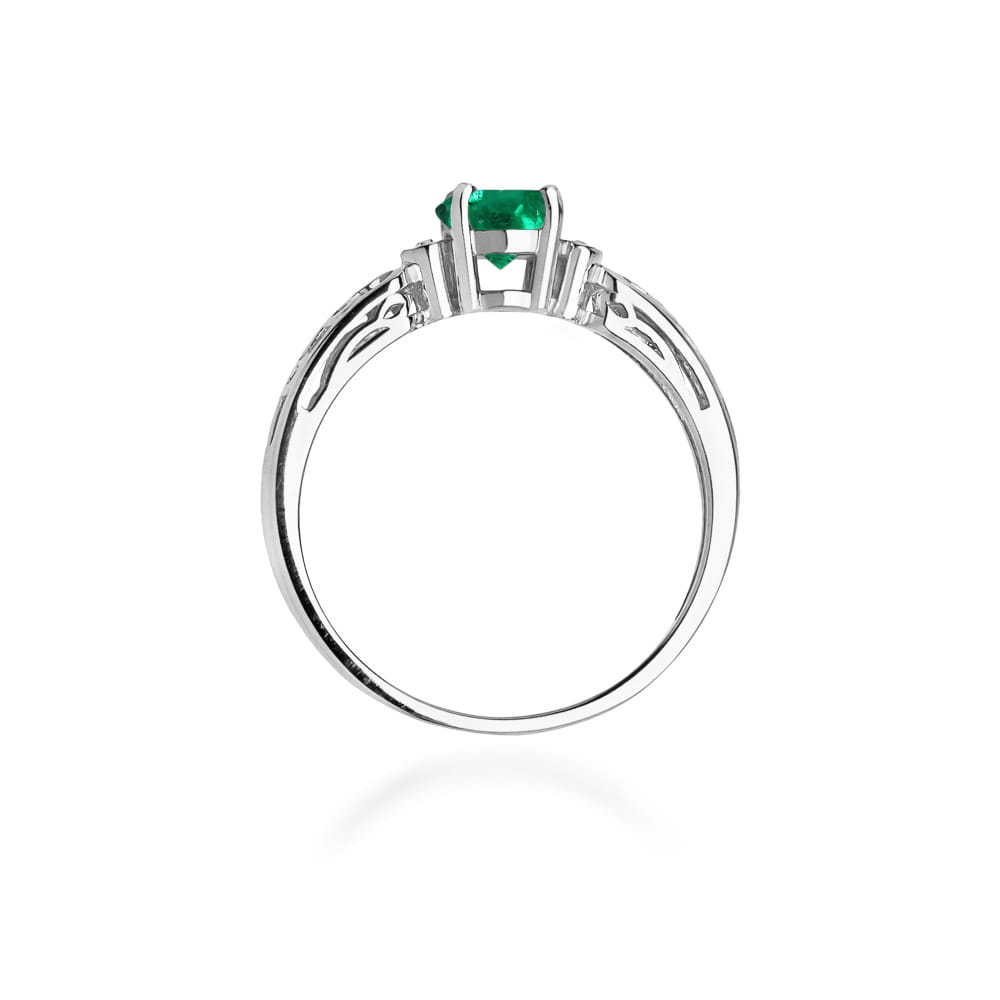 Gold Ring With Emerald And Diamonds