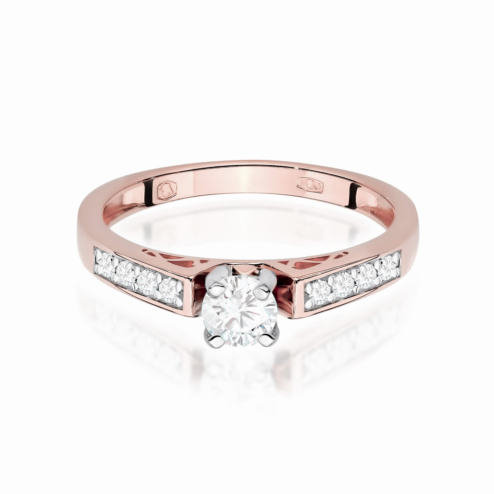 Gold Ring With Lab-Grown Diamonds