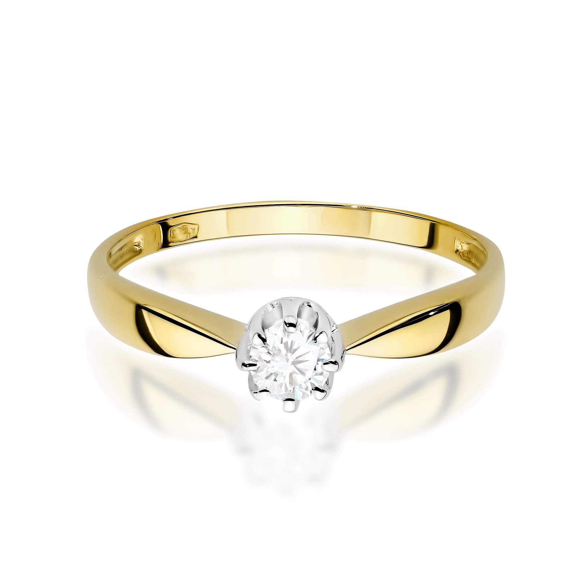 Gold Ring With Lab-Grown Diamond