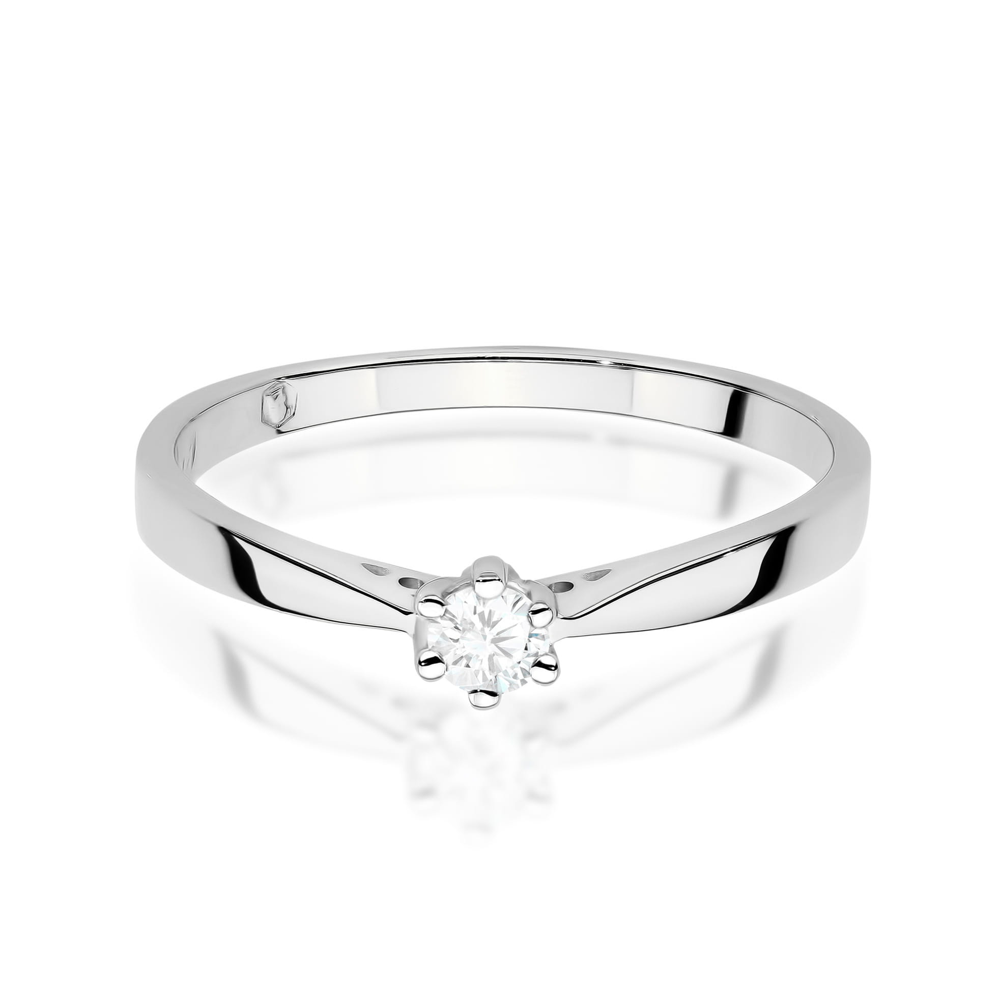 Gold Ring With Lab-Grown Diamond