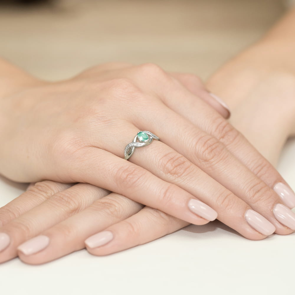 Gold Ring With Emerald And Diamonds