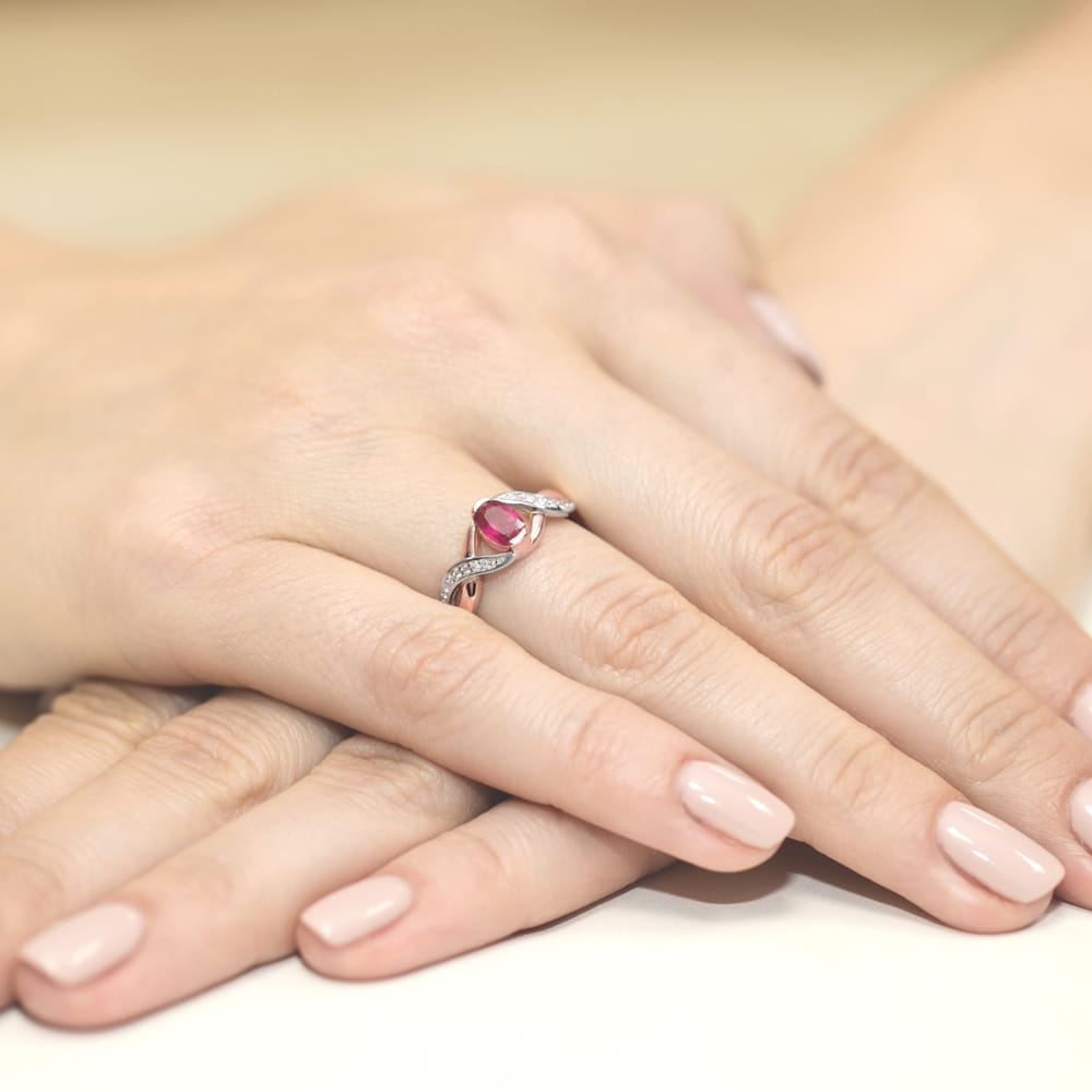Gold Ring With Ruby And Diamonds