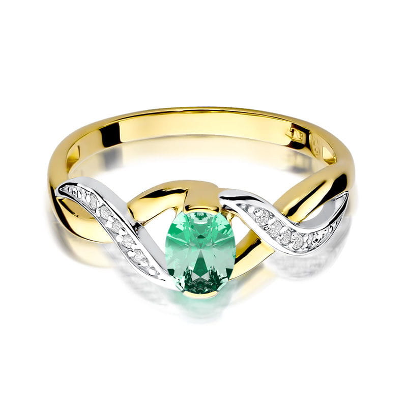 Gold Ring With Emerald And Diamonds