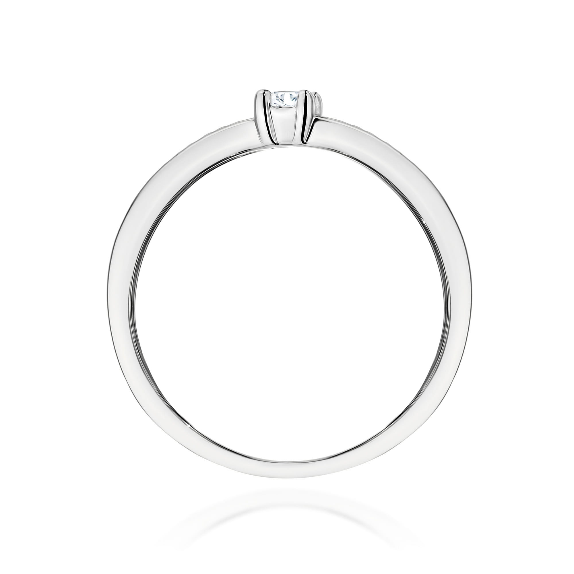 Gold Ring With Lab-Grown Diamonds