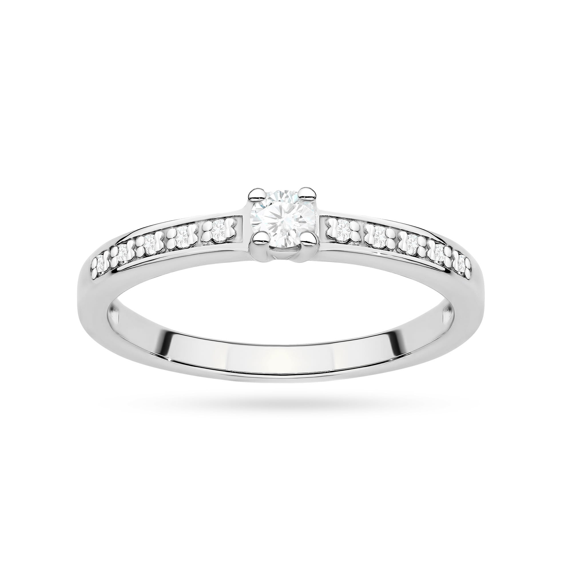 Gold Ring With Lab-Grown Diamonds