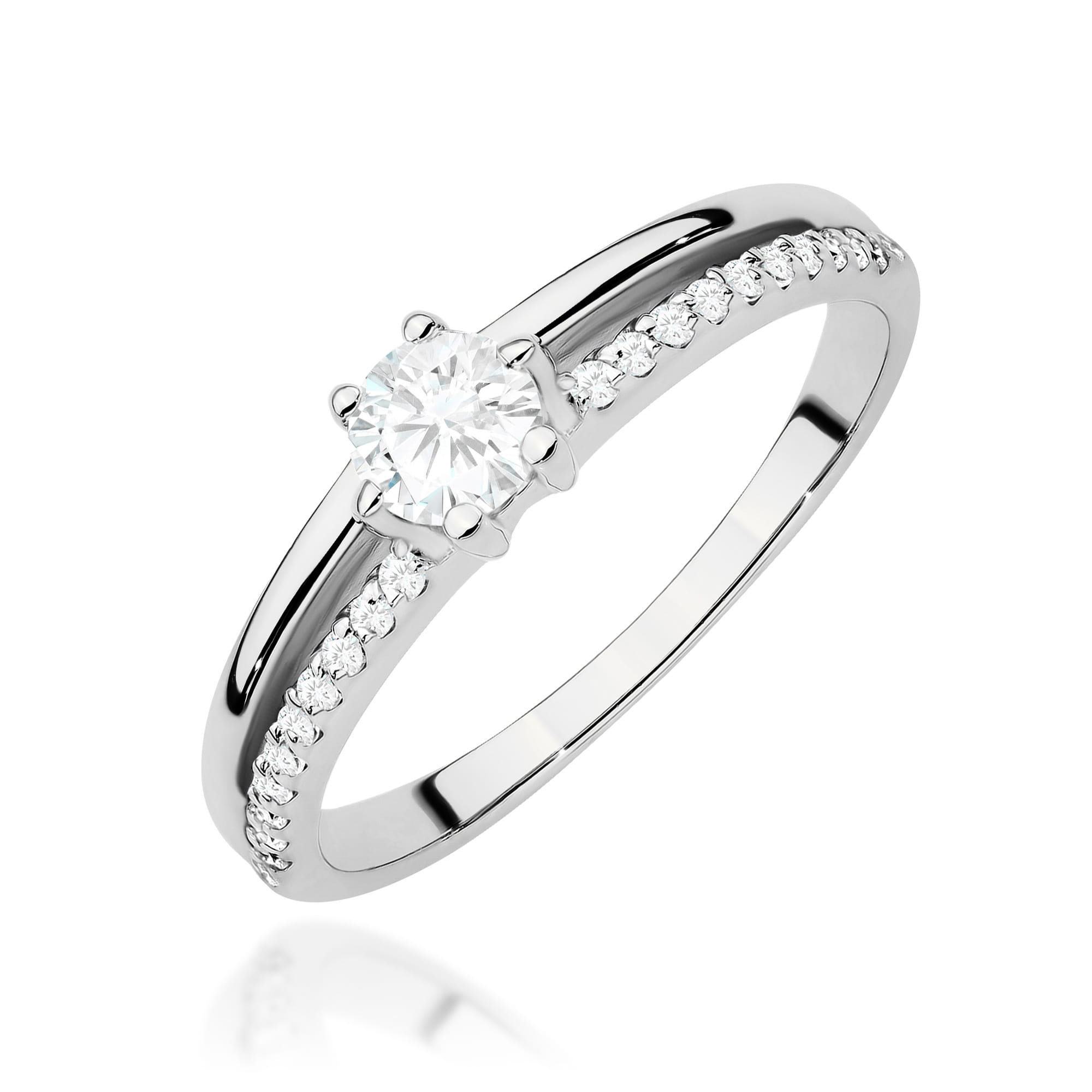 Gold Ring With Lab-Grown Diamonds