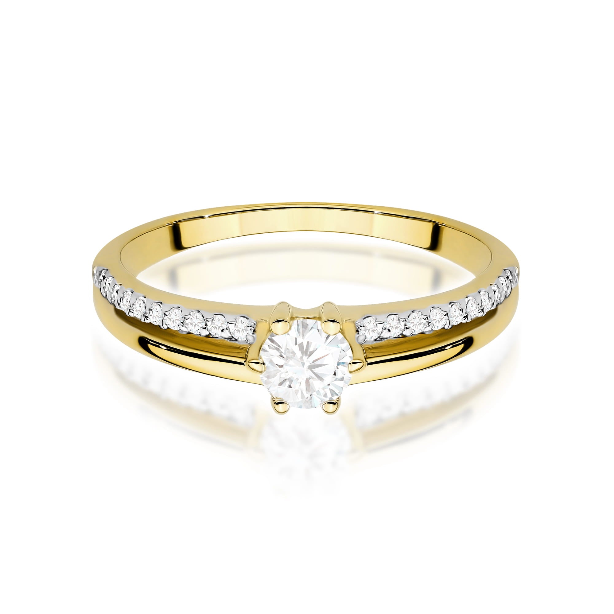 Gold Ring With Lab-Grown Diamonds