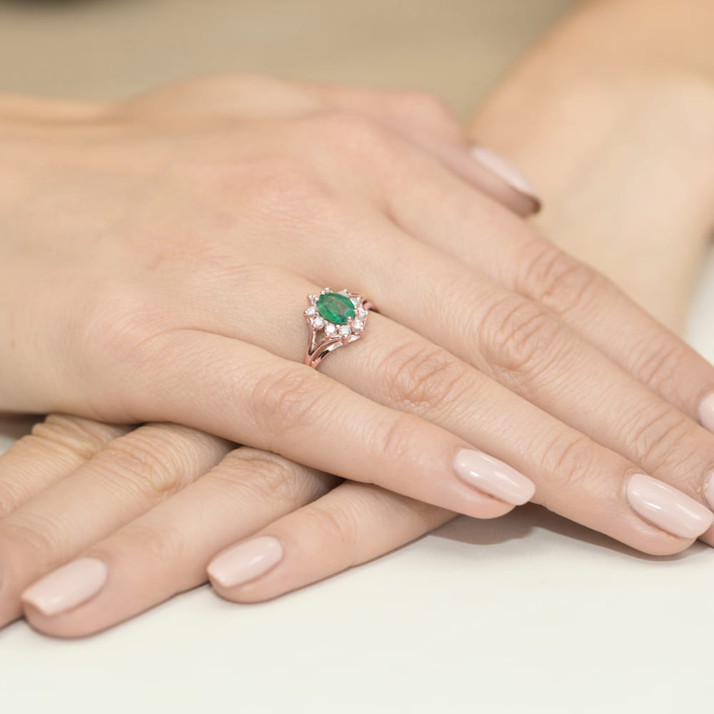 Gold Ring With Emerald And Diamonds