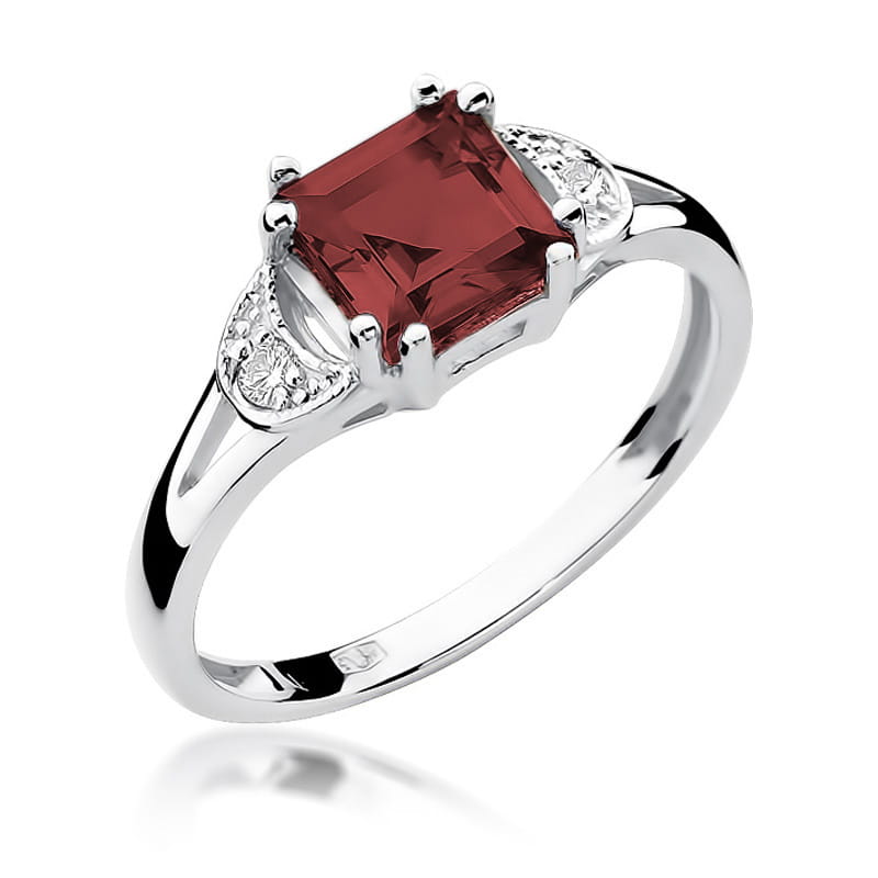 Gold Ring With Garnet And Diamonds
