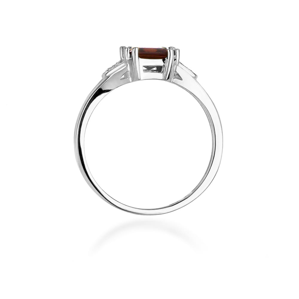 Gold Ring With Garnet And Diamonds