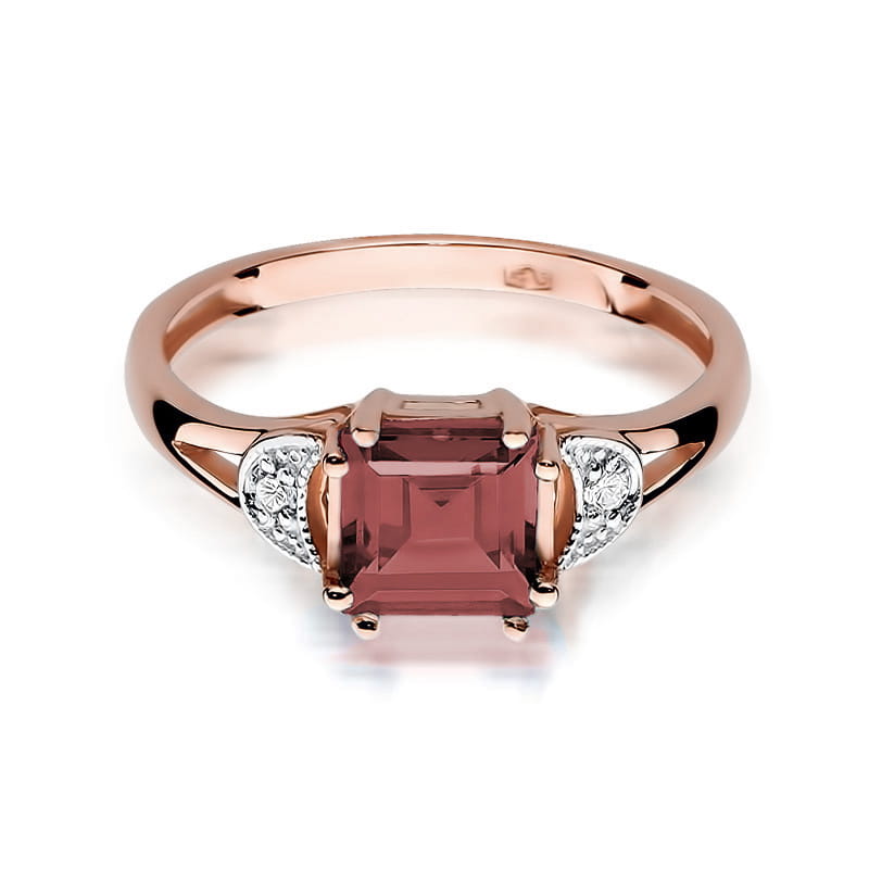 Gold Ring With Garnet And Diamonds