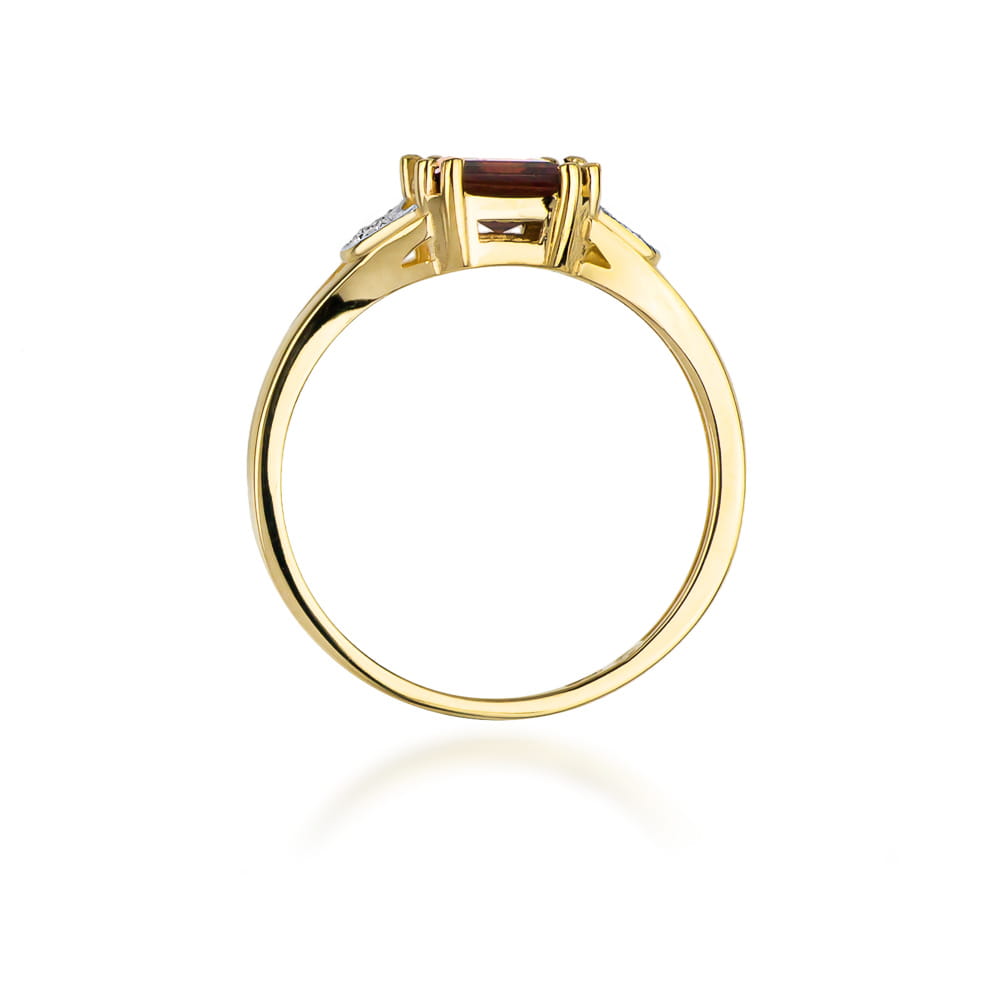 Gold Ring With Garnet And Diamonds