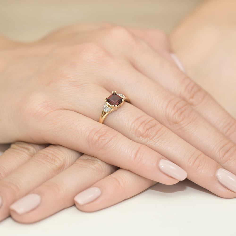 Gold Ring With Garnet And Diamonds