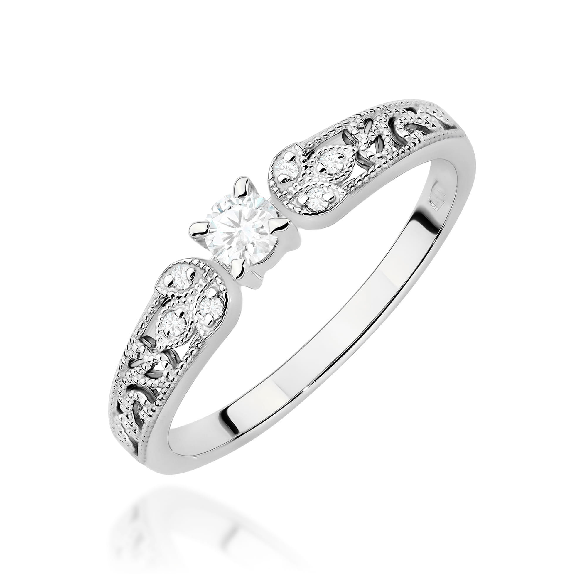 Gold Ring With Lab-Grown Diamonds
