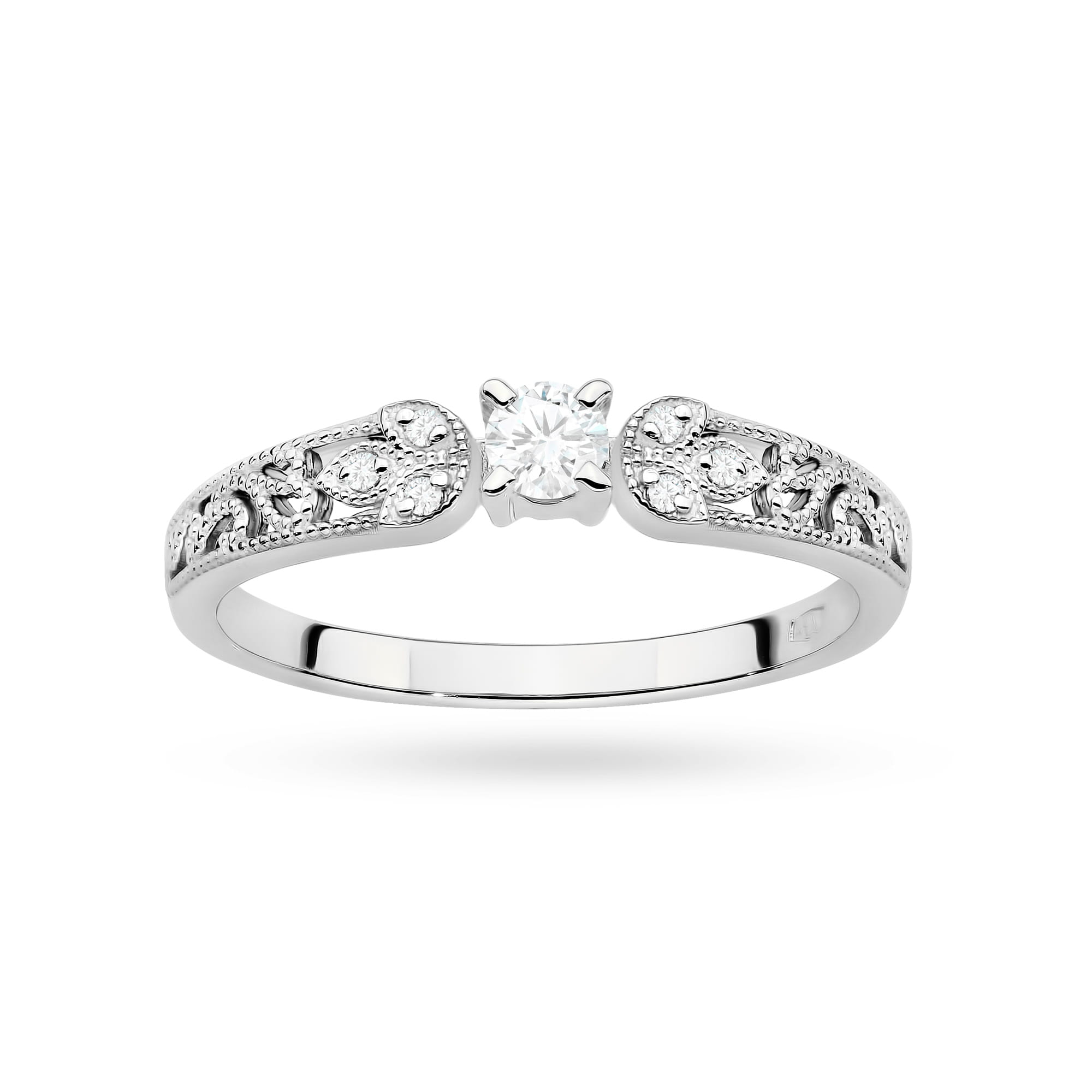 Gold Ring With Lab-Grown Diamonds