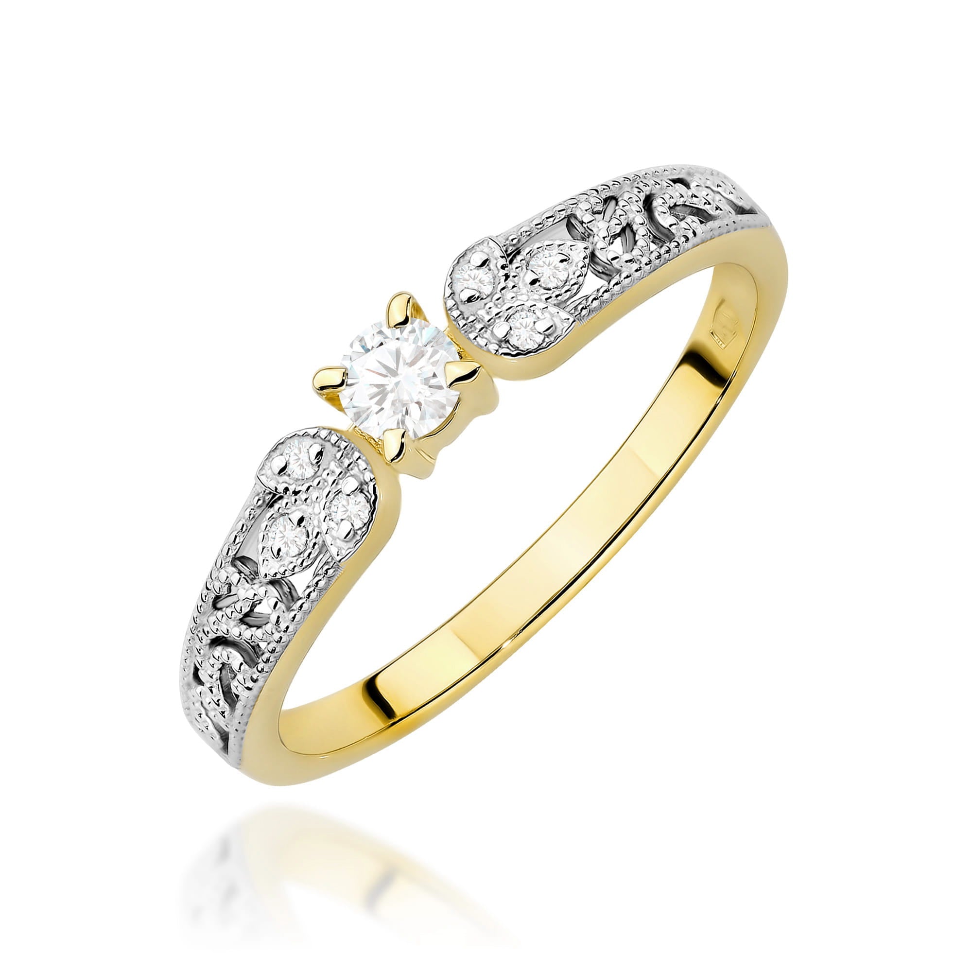 Gold Ring With Lab-Grown Diamonds